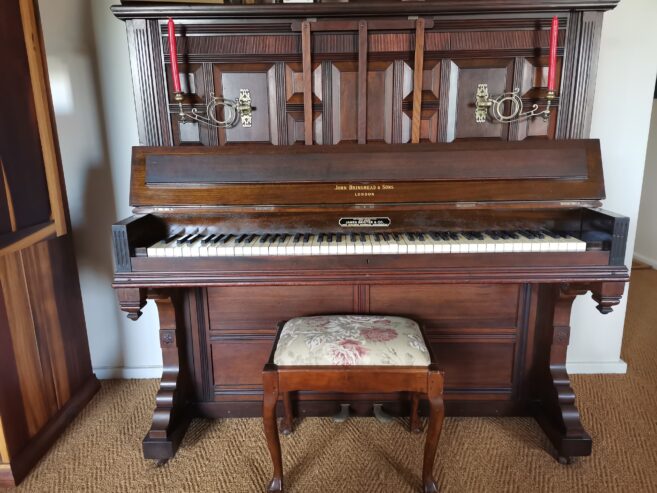 Antique-piano
