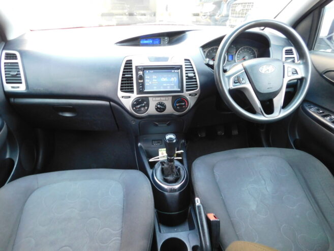 2012 Hyundai i20 1.6 Fluid Hatch MINT 80,000km Cloth Seats, SpareKey Well Maintained WHITE